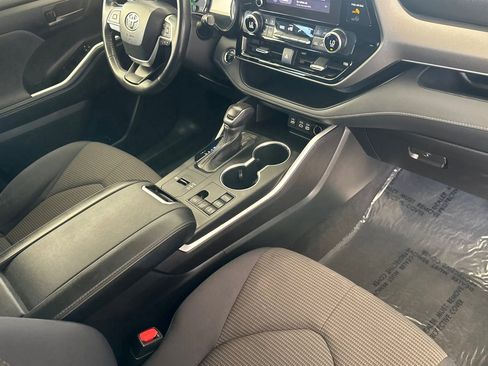 Used 2023 Toyota Highlander LE image 16