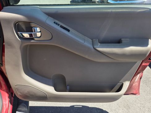 Used 2010 Nissan Frontier SE w/ Moonroof Pkg AWD/4WD image 14