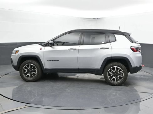 Used 2025 Jeep Compass Trailhawk AWD/4WD image 9