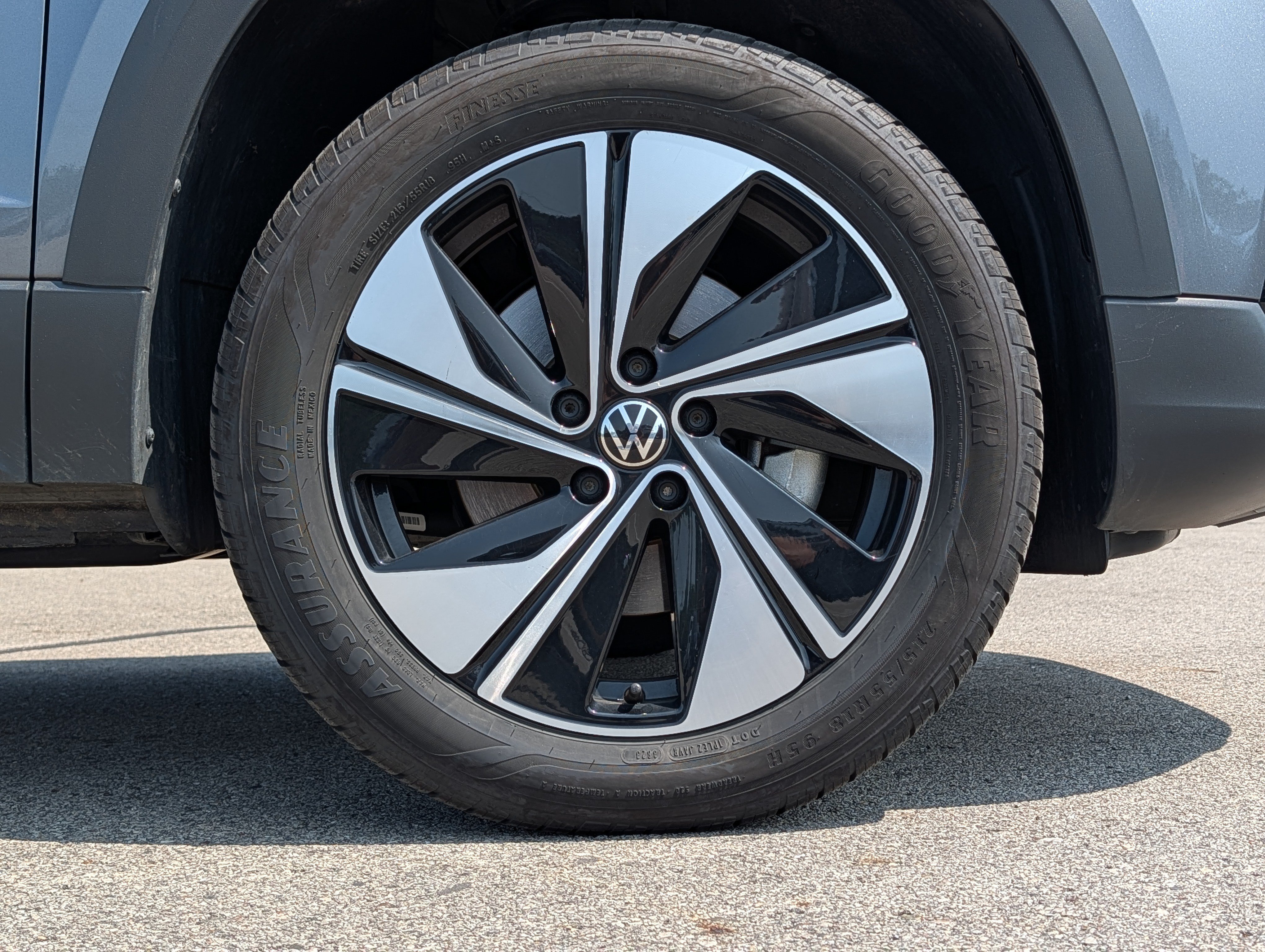 Used 2023 Volkswagen Taos SE w/ Panoramic Sunroof Package AWD/4WD image 11