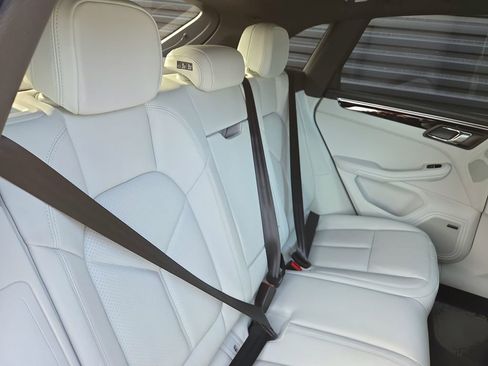 New 2026 Porsche Macan image 21