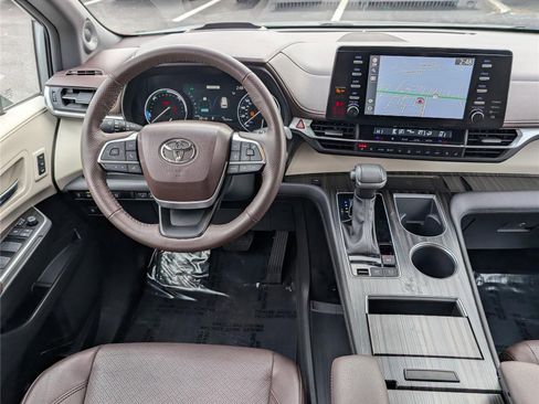 Used 2024 Toyota Sienna Platinum image 18