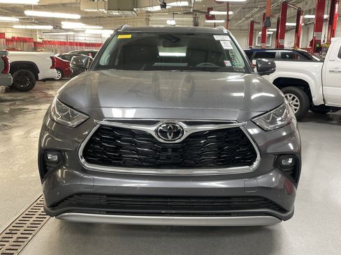 Used 2025 Toyota Highlander Platinum image 5