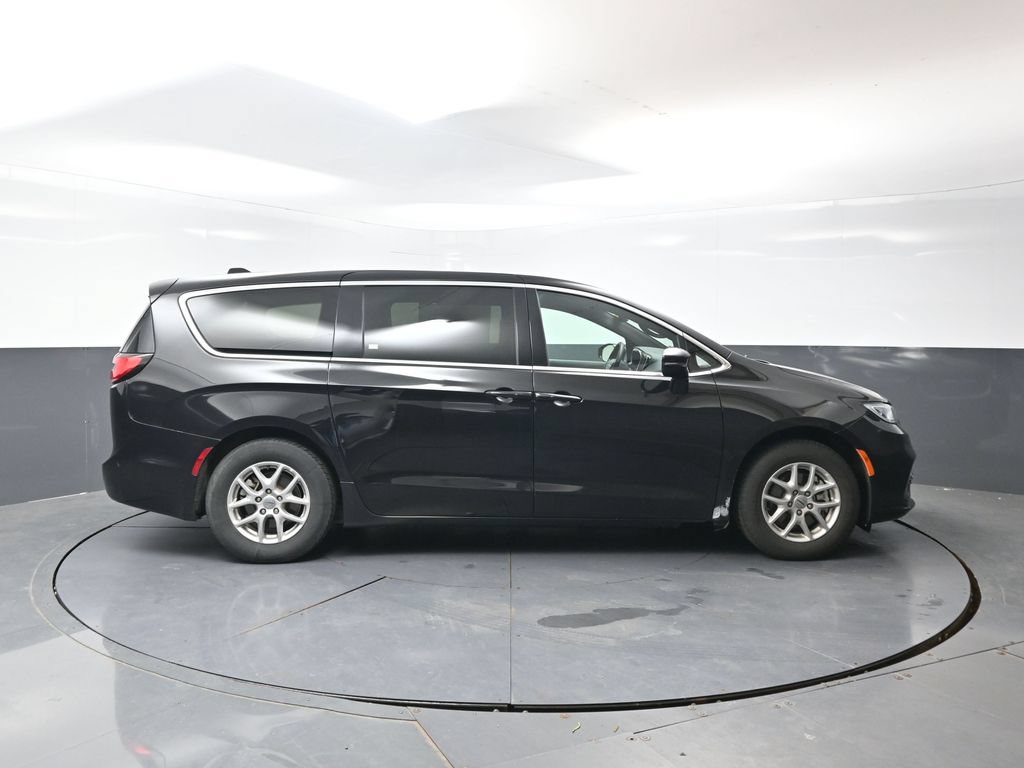 Used 2025 Chrysler Pacifica Select FWD image 2