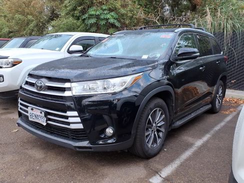 Used 2018 Toyota Highlander XLE FWD image 1