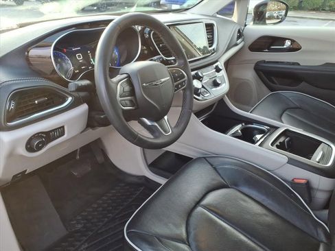 Used 2023 Chrysler Pacifica Limited image 15