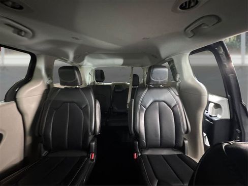 Used 2024 Chrysler Pacifica Touring-L FWD image 14