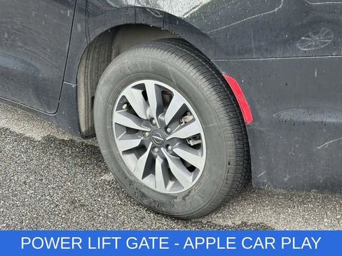 Used 2023 Chrysler Pacifica Touring-L FWD image 6