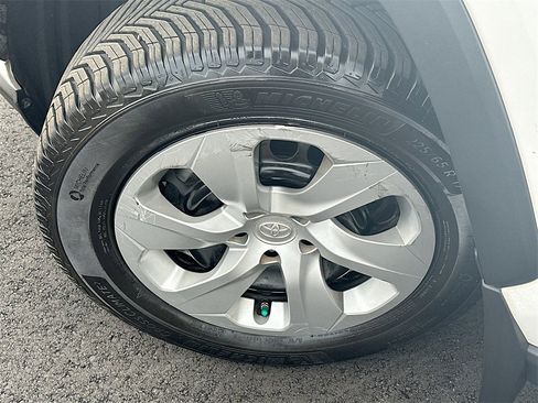 Used 2021 Toyota RAV4 LE image 24