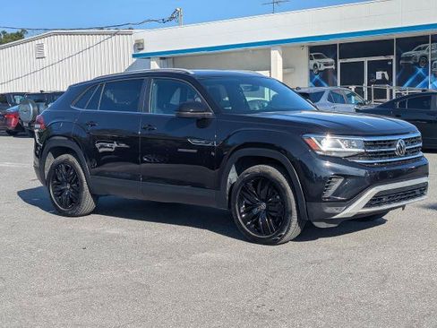 Used 2020 Volkswagen Atlas Cross Sport SE w/ Panoramic Sunroof Package FWD image 2