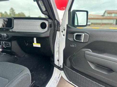 New 2025 Jeep Gladiator Sport image 8