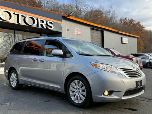 Used 2016 Toyota Sienna Limited image 32
