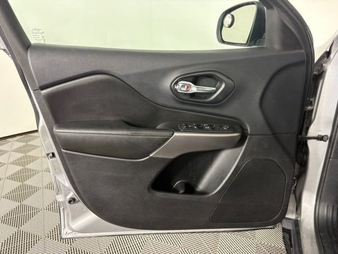 Used 2019 Jeep Cherokee Latitude Plus w/ Cold Weather Group AWD/4WD image 16