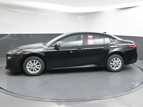 Used 2025 Toyota Camry LE w/ Convenience Package image 5