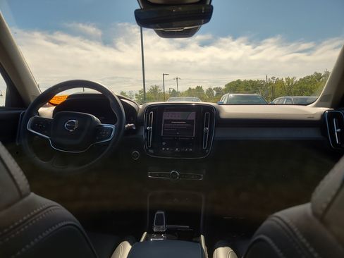 Used 2025 Volvo XC40 B5 Plus w/ Climate Package AWD/4WD image 18