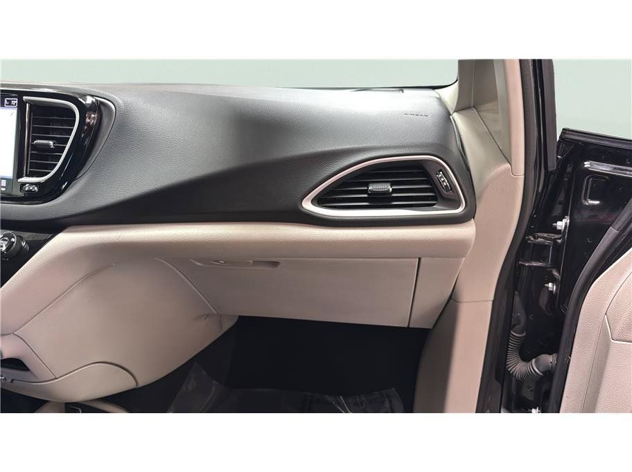 Used 2024 Chrysler Pacifica Touring-L FWD image 28