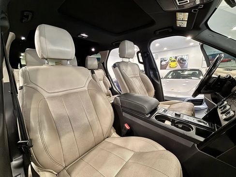 Used 2017 Land Rover Discovery SE AWD/4WD image 23