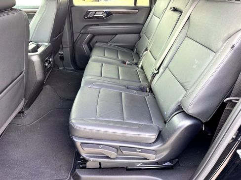 Used 2025 Chevrolet Suburban Z71 image 18