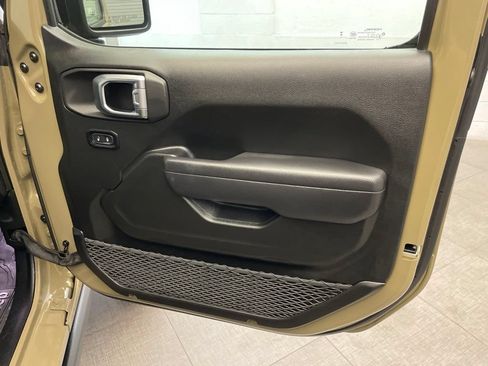 Certified 2025 Jeep Wrangler Unlimited Rubicon w/ Convenience Group AWD/4WD image 28