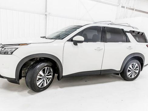 Used 2024 Nissan Pathfinder SL w/ Cargo Package FWD image 3