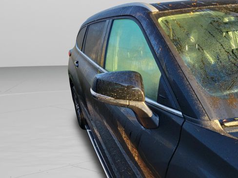 Used 2024 Toyota Highlander XLE image 10