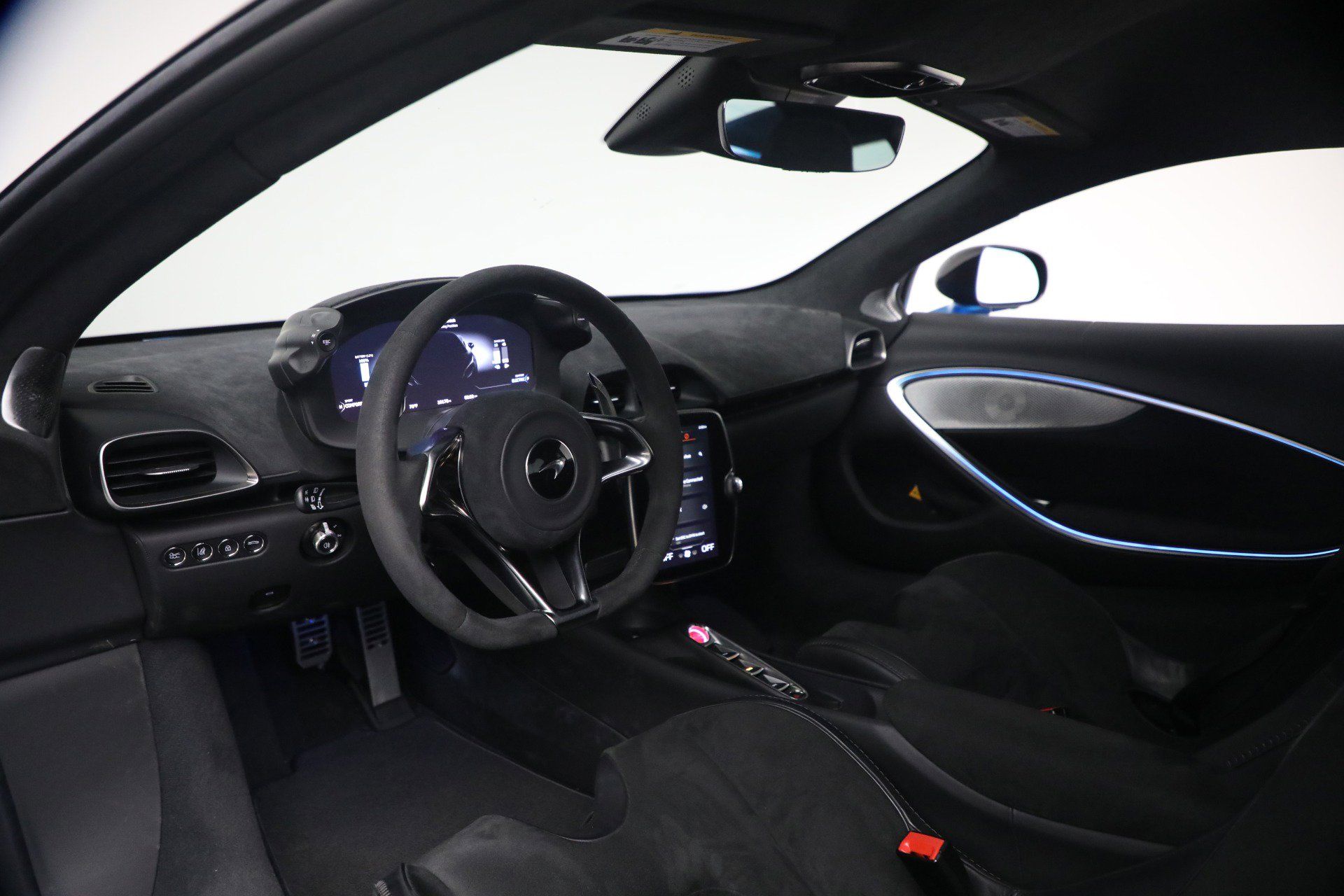 Used 2024 McLaren Artura RWD image 18