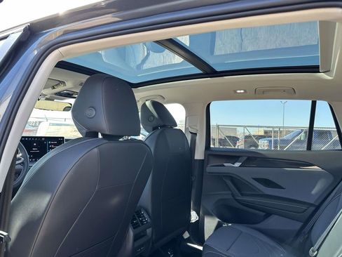 New 2025 Volkswagen Tiguan SE FWD image 13