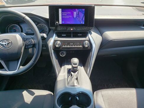 Used 2024 Toyota Venza LE AWD/4WD image 16