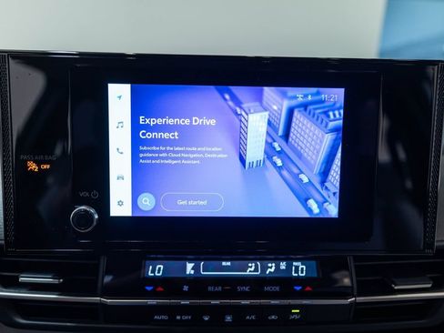 Certified 2025 Toyota Sienna LE FWD image 29