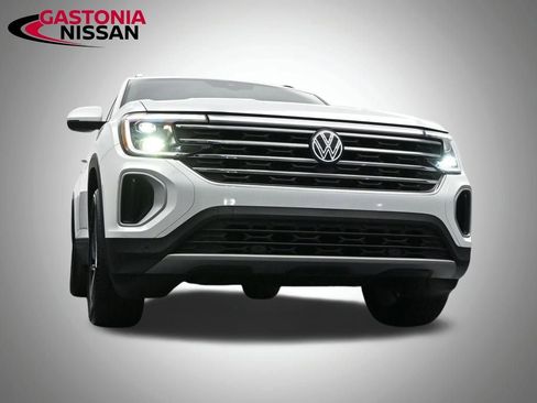 Used 2024 Volkswagen Atlas SE image 25