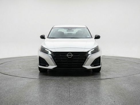 Used 2025 Nissan Altima 2.5 SV FWD image 2