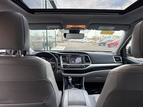Used 2018 Toyota Highlander XLE image 12