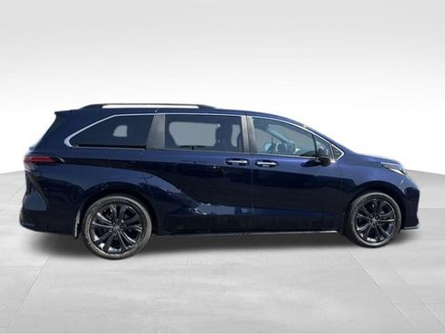 Used 2024 Toyota Sienna XSE FWD image 3