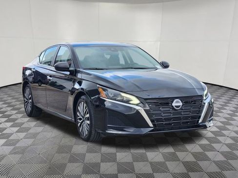 Used 2024 Nissan Altima 2.5 SV FWD image 2