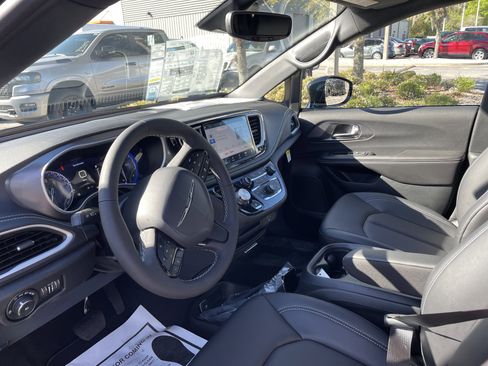 New 2026 Chrysler Pacifica Select image 14