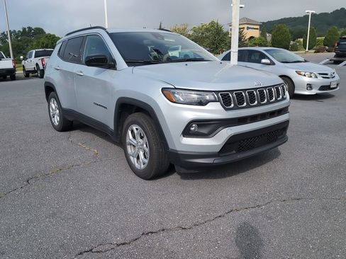 Used 2024 Jeep Compass Latitude AWD/4WD image 3