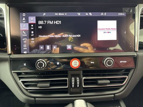 Certified 2025 Porsche Macan image 18