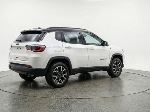 Used 2025 Jeep Compass Trailhawk AWD/4WD image 9