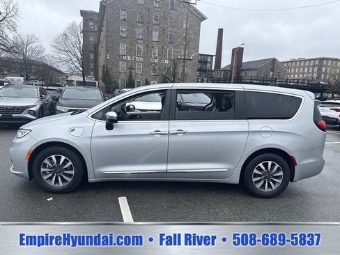 Used 2023 Chrysler Pacifica Limited FWD image 11