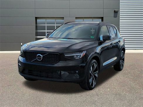Used 2025 Volvo XC40 B5 Plus image 3