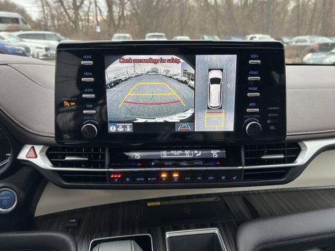 Used 2023 Toyota Sienna Platinum image 19