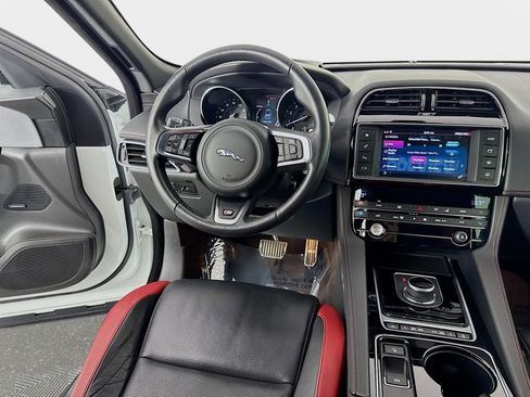 Used 2017 Jaguar F-PACE S image 25