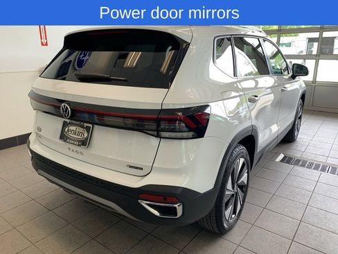 Used 2025 Volkswagen Taos SE AWD/4WD image 15