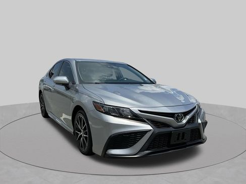 Used 2024 Toyota Camry SE w/ Cold Weather Package FWD image 17