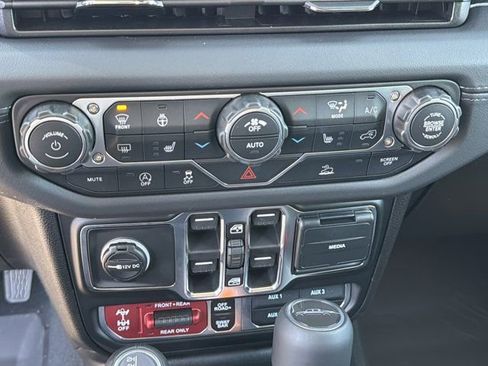 New 2026 Jeep Gladiator Rubicon w/ Technology Group AWD/4WD image 31