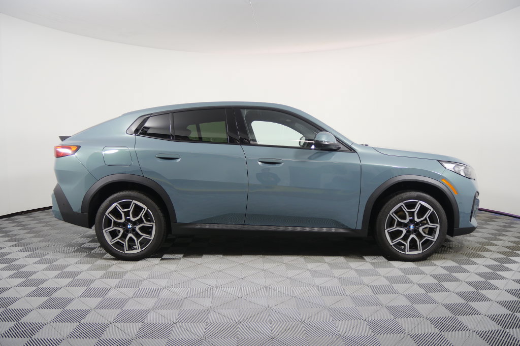 Certified 2025 BMW X2 xDrive28i AWD/4WD image 3