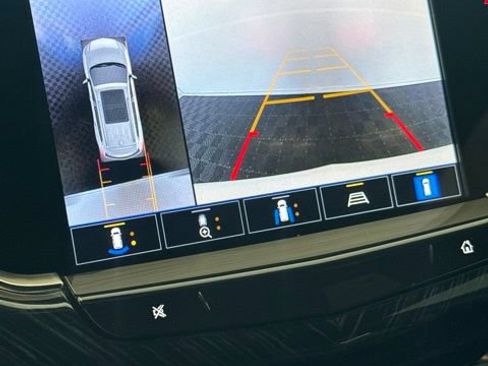 Used 2024 Cadillac XT6 Premium Luxury w/ Technology Package FWD image 8