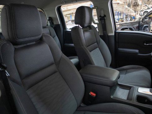 Used 2024 Nissan Frontier SV image 27