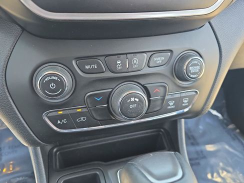 Used 2019 Jeep Cherokee Latitude w/ Cold Weather Group FWD image 28