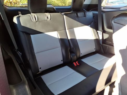 Used 2022 Ford Explorer XLT w/ Equipment Group 202A image 9